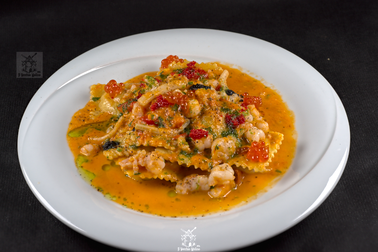 ravioli fatti in casa con ripieno di gamberi tonno e uova di pesce del ristorante il vecchio mulino